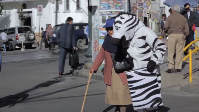 go to Helfende Zebras: La Paz's Verkehrswacht in schwarz-weiß