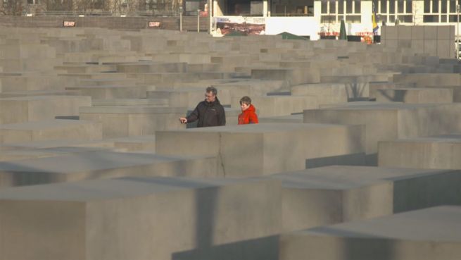 go to Mahnmal in Berlin: Was sagen Touristen zu 'Yolocaust'?