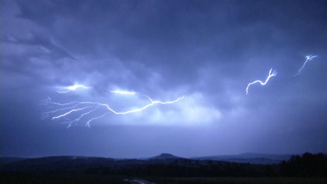 go to Unwetter in Deutschland: 'Blitzmarathon' im Erzgebirge