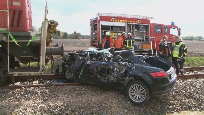 go to 120 Meter mitgerissen: Tödlicher Unfall am Bahnübergang