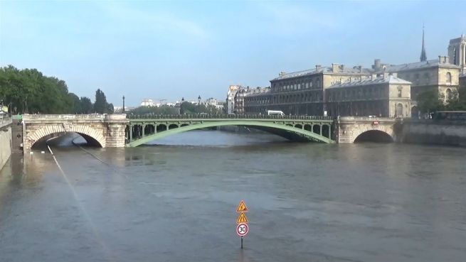 go to Paris schwimmt: Regen setzt Hauptstadt unter Wasser