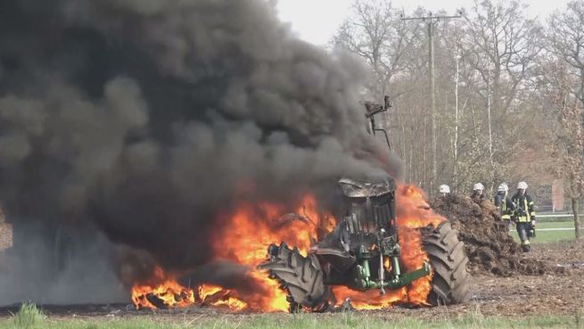 go to In Flammen: Traktor gerät an Hochspannungsleitung