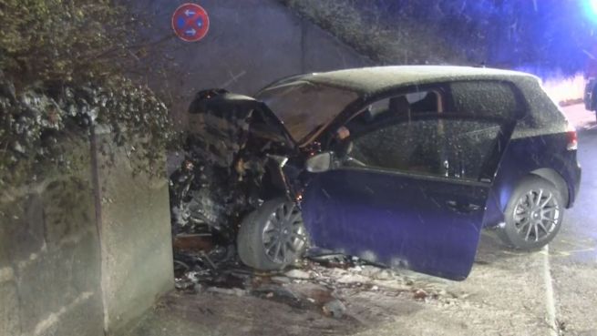 go to Mit 100 gegen die Wand: Junger Fahrer stirbt bei Crash
