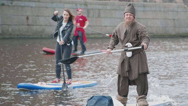 go to Russen im Fluss: Die Stehendpaddler von St. Petersburg