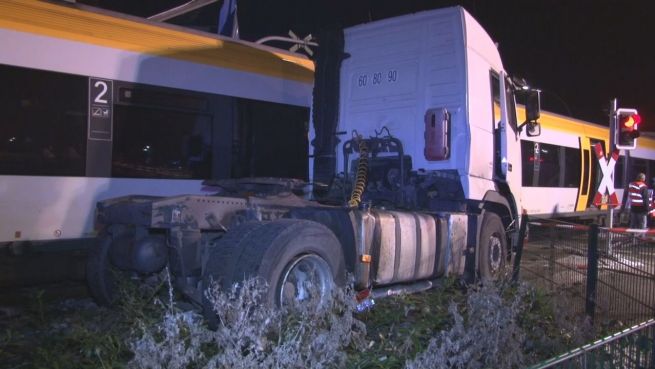 go to Rotlicht übersehen: Bahn zerfetzt LKW