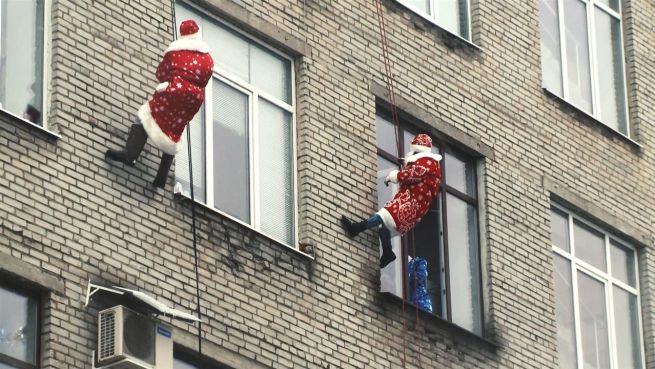 go to Geschenke durchs Fenster: Kletterer beglücken Kids